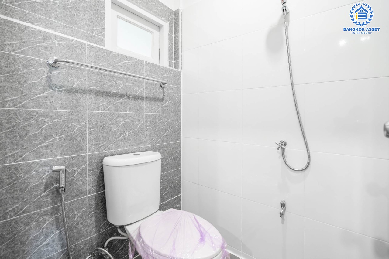 บ้านมือสองตกแต่งใหม่ ม.พิบูลย์การ์เด้นวิลล์ ถนนพิบูลย์สงคราม-พระราม5 ทาวน์เฮ้าส์หลังใหญ่ ทำเลโซเมือง! เนื้อที่ 23.2 ตร.ว. ฟังก์ชัน 3 ห้องนอน 2 ห้องน้ำ บนสุดยอดทำเล! เชื่อมถนนพิบูลย์สงคราม, วงศ์สว่าง, นครอินทร์ และติวานนท์ ใกล้จุดขึ้นทางด่วนศรีรัช-วงแหวนรอบนอก และเพียง 5 นาที ถึงรถไฟฟ้าสถานี "แยกติวานนท์"